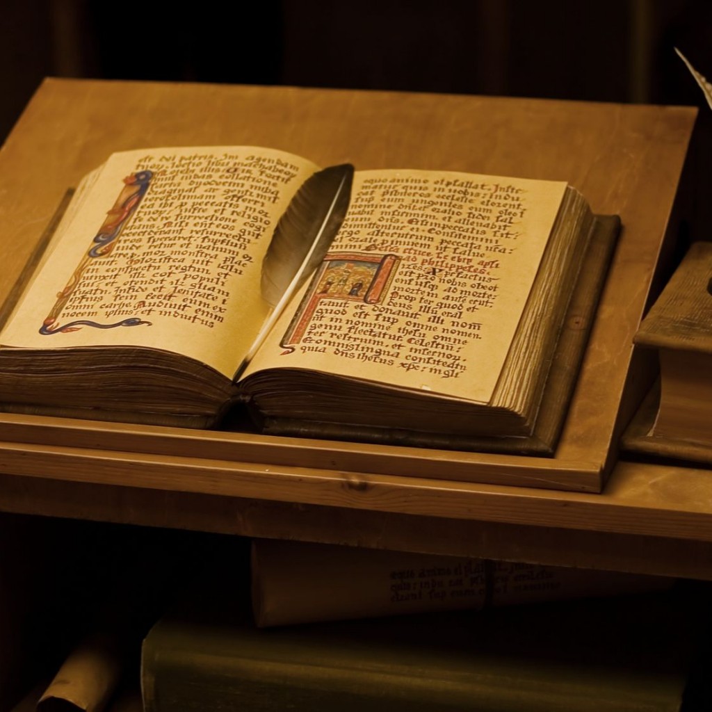 Как будет открыть книгу. Старинные книги. Стол «книга». Старинные книги на столе. Красивые древние книги.